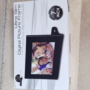 Ultra Slim Digital Picture Frame 7 inch color new in box remote control included